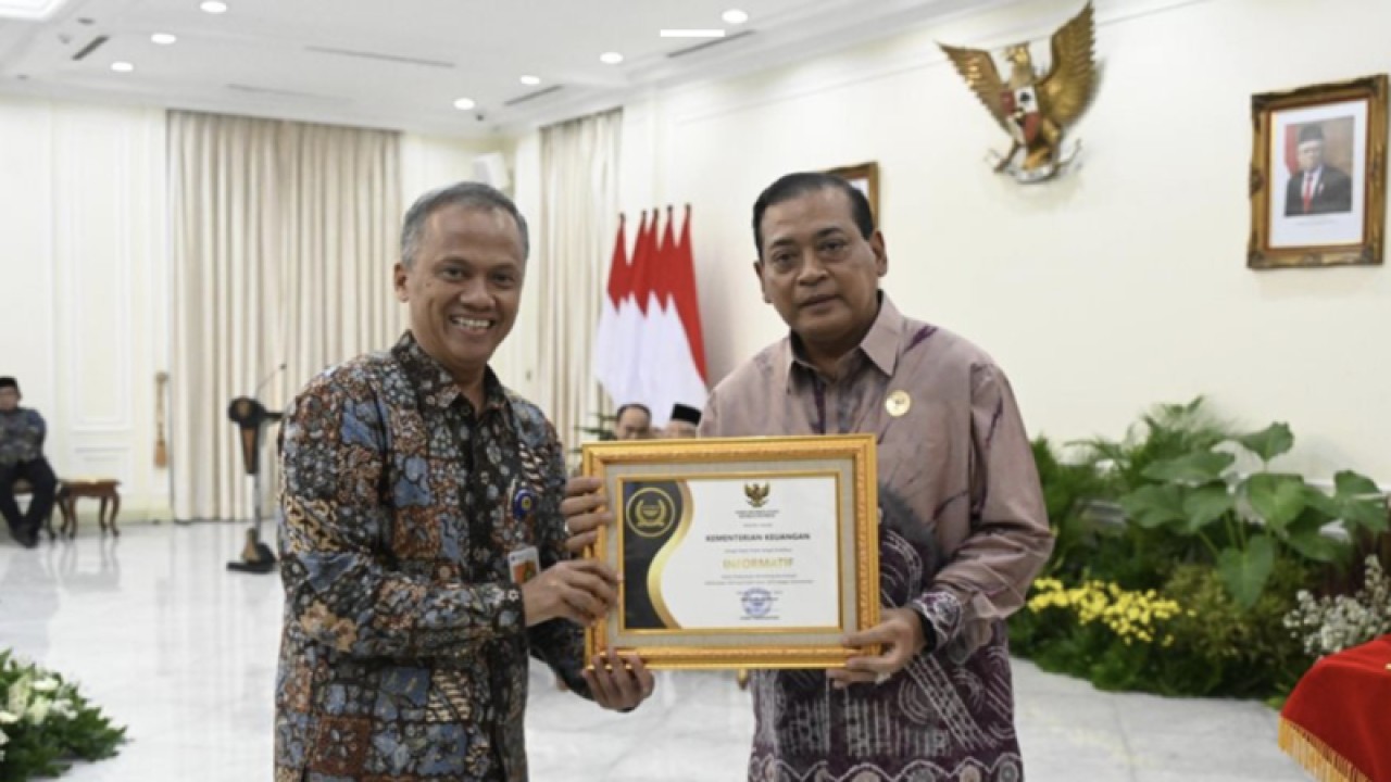 Staf Ahli Bidang Organisasi, Birokrasi, dan Teknologi Informasi Kemenkeu Mochamad Agus Rofiudin menerima penghargaan yang diselenggarakan oleh Komisi Informasi (KI) Pusat pada acara Penganugerahan Keterbukaan Informasi Badan Publik di Istana Wapres, Jakarta, Selasa (19/12/2023). (ANTARA/HO-Kementerian Keuangan)