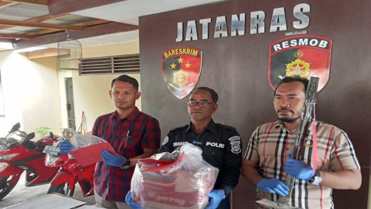 Kasat Reskrim Kompol M Ronny Nababan (paling kiri) bersama anggotanya menunjukkan barang bukti dalam perkara aborsi yang dilakukan dua sejoli yang masih anak di bawah umur, Kamis (14/12/2023). ANTARA/Adi Wibowo