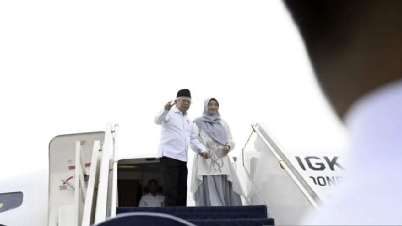 Ilustrasi - Wakil Presiden (Wapres) Ma'ruf Amin beserta Wury Ma'ruf Amin bertolak menuju Jawa Timur dari Pangkalan Udara (Lanud) TNI AU Halim Perdanakusuma, Jakarta Timur, menggunakan pesawat khusus kepresidenan Boeing 737-400 TNI AU, Jumat (22/12/2023). (ANTARA/Andi Firdaus).