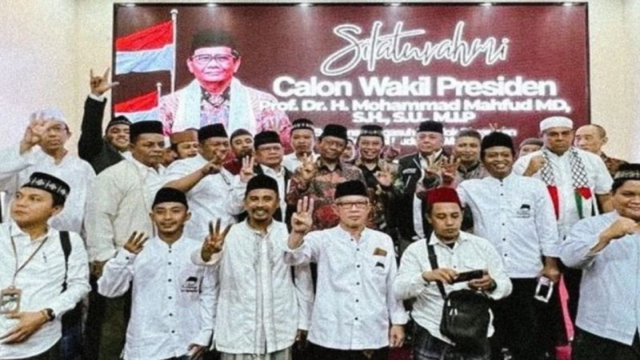 Cawapres nomor urut 3 Mahfud MD saat berfoto bersama kiai dan santri di Pondok Pesantren Nurul Jadid, Kabupaten Probolinggo, Jawa Timur, Minggu (3/12/2023). (ANTARA/HO-Tim Media Ganjar-Mahfud)