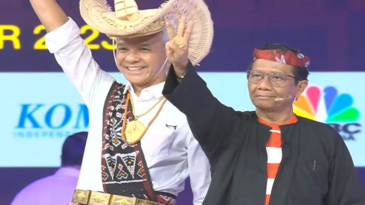 Tangkapan layar pasangan capres dan cawapres nomor urut 3 Ganjar Pranowo (kiri) dan Mahfud Md saat Debat Kedua Calon Wakil Presiden Pemilu 2024 yang disiarkan di media sosial resmi KPU RI, Jumat (22/12). (ANTARA/Natisha Andarningtyas)