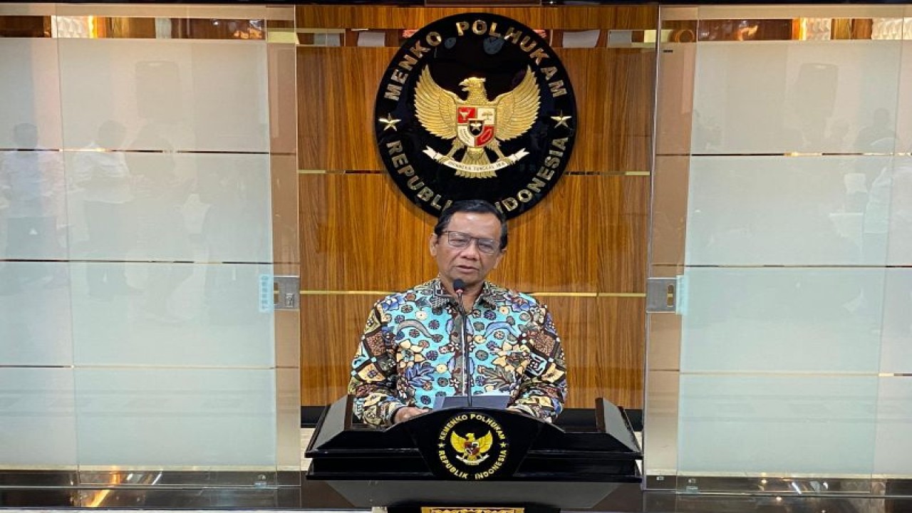 Menteri Koordinator Bidang Politik, Hukum, dan Keamanan (Menko Polhukam) Mahfud Md. saat konferensi pers di Kantor Menko Polhukam RI, Jakarta, Senin (4/12/2023). ANTARA/Fath Putra Mulya.