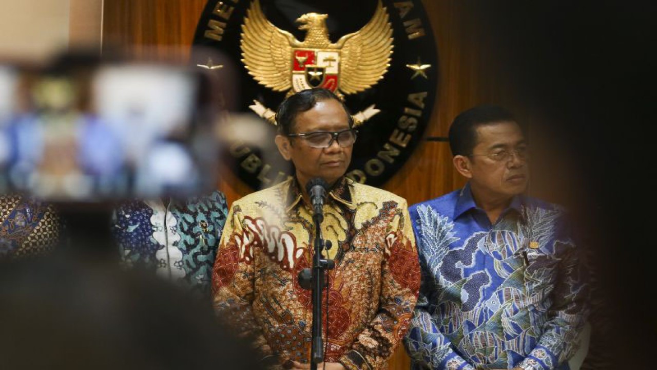 Menteri Koordinator Bidang Politik Hukum dan Keamanan Mahfud MD (kiri) memberikan keterangan pers terkait RUU Perampasan Aset Hasil Tindak Pidana di Jakarta, Jumat (14/4/2023). ANTARA FOTO/Rivan Awal Lingga/hp.