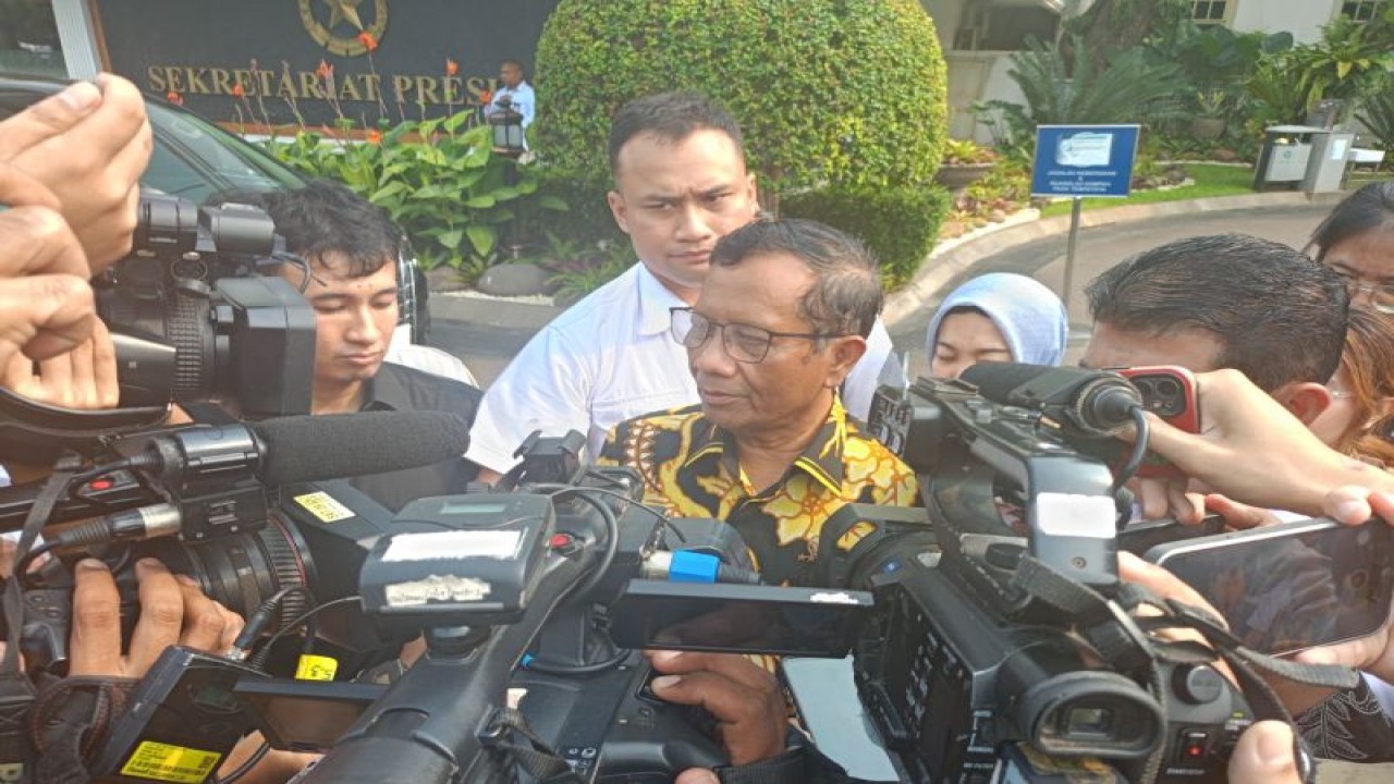 Menko Polhukam Mahfud Md memberikan keterangan kepada wartawan di Istana Kepresidenan Jakarta, Senin (11/12/2023). ANTARA/Rangga Pandu