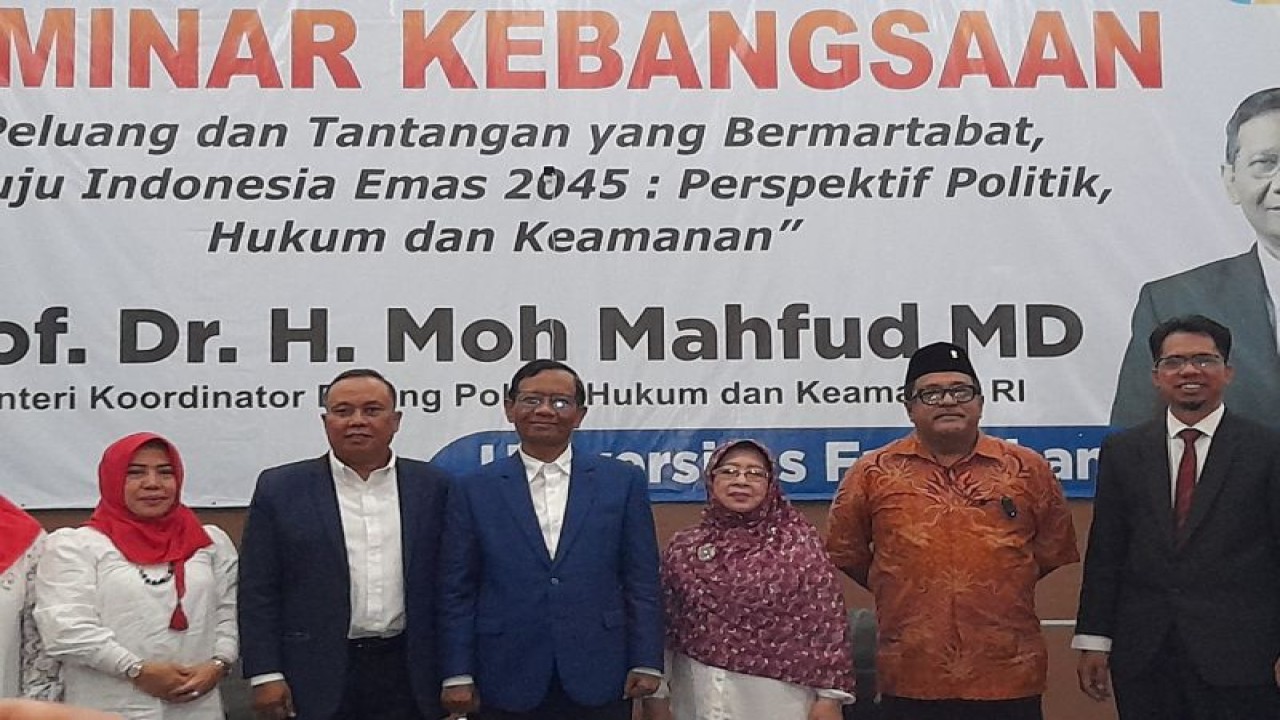 Menteri Koordinator Bidang Politik, Hukum, dan Keamanan RI (Menkopulhukam) sekaligus Calon Wakil Presiden (cawapres) Mahfud MD, saat mengisi seminar kebangsaan di Universitas Faletehan, Serang, Banten, Rabu.  (ANTARA/Desi Purnama Sari)