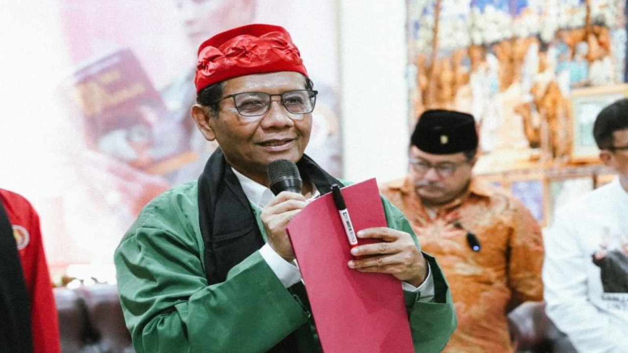 Cawapres nomor urut 3 Mahfud Md saat menghadiri pengukuhan Gapura Nusantara Banten, dan Tasyakuran Rumah Pemenangan Ganjar-Mahfud, di Desa Warunggunung, Lebak, Banten, Rabu (13/12/2023). (ANTARA/HO-Tim Media Mahfud Md)