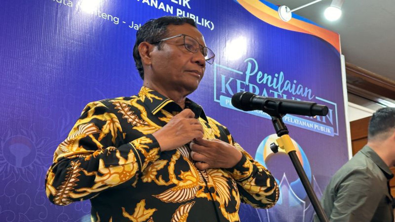 Cawapres RI Mahfud Md. saat memberikan keterangan di kawasan Gambir, Jakarta, Kamis (14/12/2023). ANTARA/Rio Feisal
