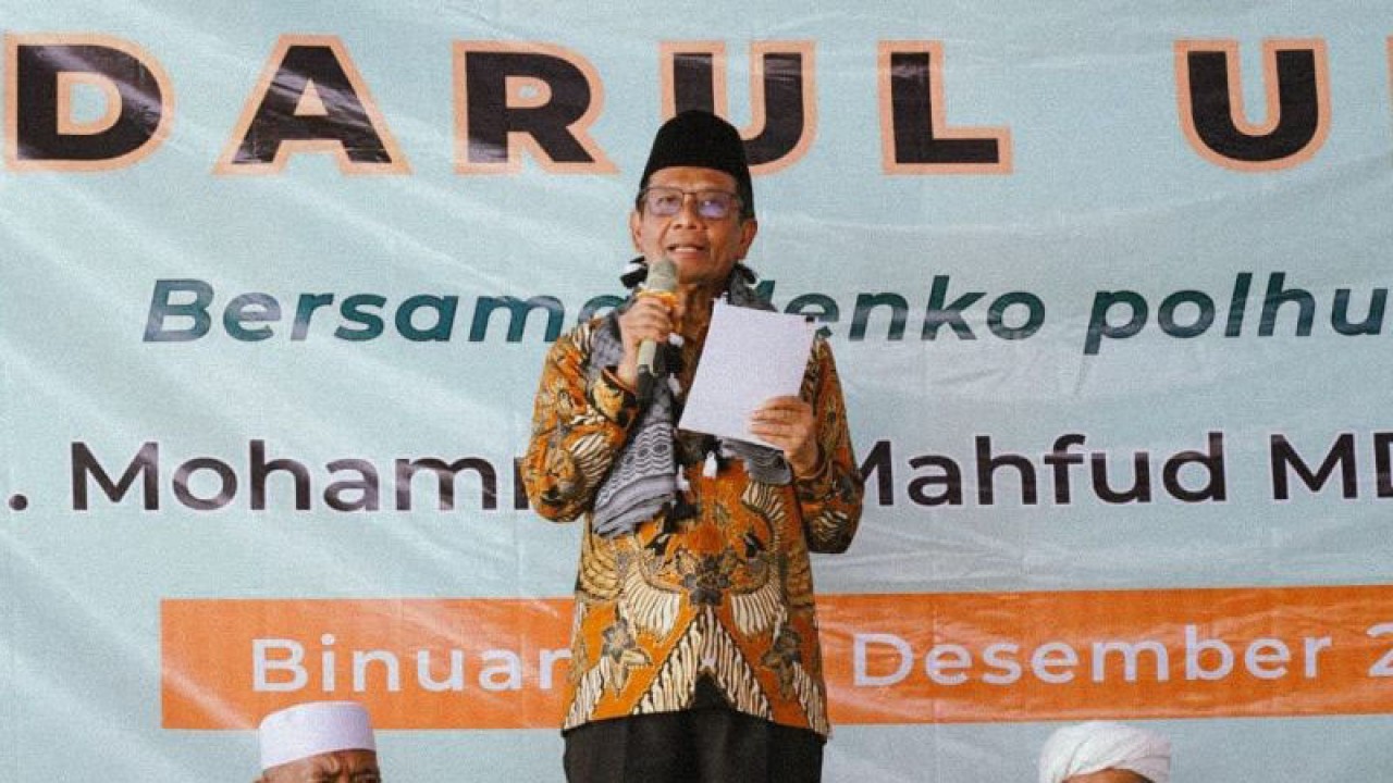 Cawapres RI Mahfud MD menghadiri silaturahmi ulama salaf Banten dan peresmian Asrama Putri Pondok Pesantren Darul Ulum, Binuang, Banten, Kamis (14/12/2023). (ANTARA/HO-TPN Ganjar-Mahfud)