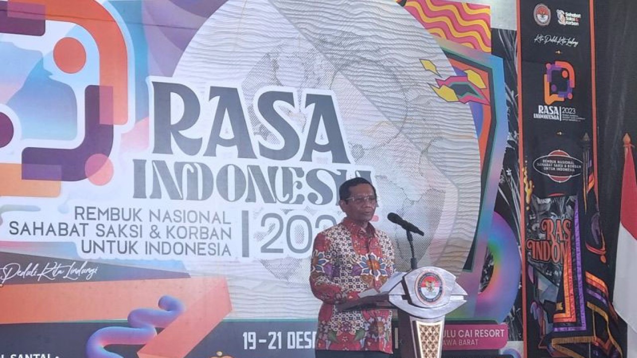 Menkopolhukam Mahfud MD saat menyampaikan sambutan pada acara Rembuk Nasional Sahabat Saksi dan Korban untuk Indonesia 2023 di Bogor, Jawa Barat, Rabu (20/12/2023). (ANTARA/Hana Kinarina)