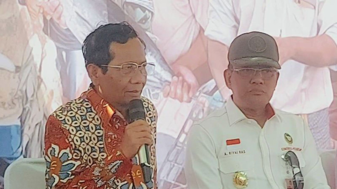 Calon wakil presiden nomor urut tiga Muhammad Mahfud Md didampingi Staf Ahli Deputi Bidang Koordinasi Pertahanan Negara Kemenkopolhukam Laksamana Muda TNI Achmad Rivai saat berkunjung ke Kampung Nelayan Marunda Kepu, Cilincing, Jakarta Utara, Rabu (20/12/2023). ANTARA/Abdu Faisal