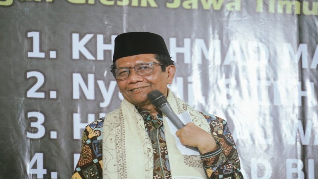 Cawapres RI Mahfud Md. saat menghadiri acara Majelis Zikir dan Peringatan Haul Pendiri Pondok Pesantren (Ponpes) Al-Ishlah K.H. Ahmad Maimun Adnan Ke-9 di Kabupaten Gresik, Jawa Timur, Minggu (24/12/2023). ANTARA/HO-Tim Media Ganjar-Mahfud