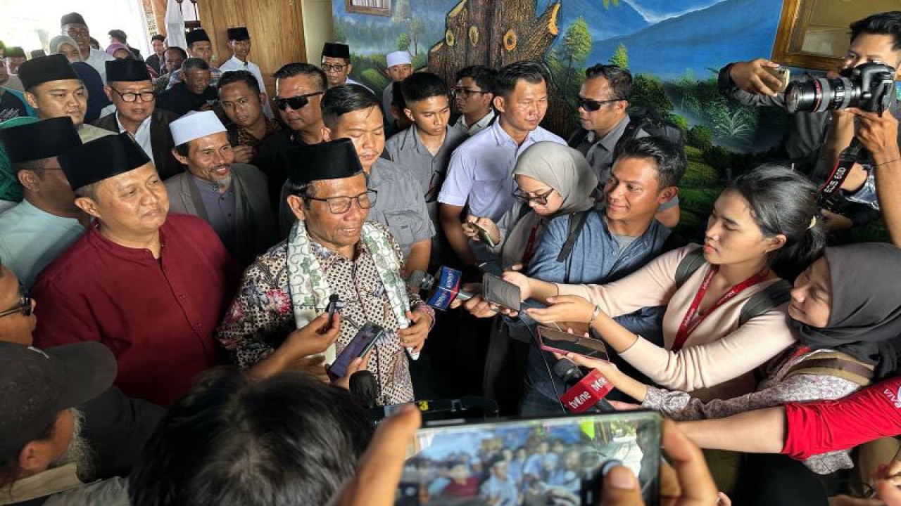 Menko Polhukam Mahfud Md saat memberikan keterangan di Kota Sukabumi, Jawa Barat, Rabu (27/12/2023). (ANTARA/Rio Feisal)