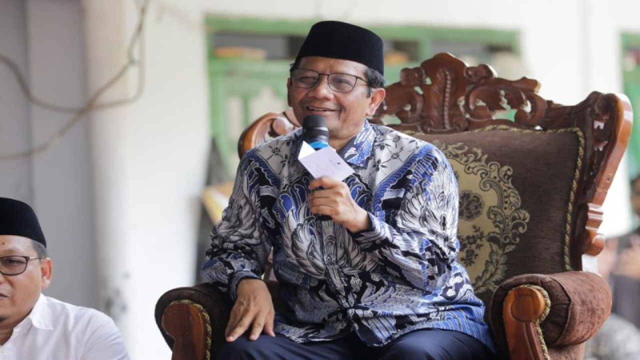 Calon Wakil Presiden RI Mahfud Md. memberi pesan di hadapan ribuan santri Pondok Pesantren (Ponpes) Al Khoziny, Kecamatan Buduran, Kabupaten Sidoarjo, Jawa Timur, Kamis (28/12/2023). ANTARA/HO-Tim Media Mahfud Md.