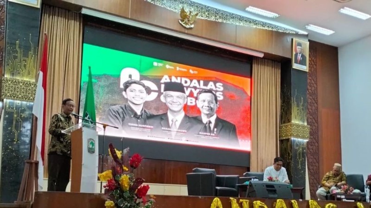 Calon Wakil Presiden (cawapres) nomor urut 3 Mahfud Md memaparkan program yang akan diusung jika terpilih pada Pemilu 2024 di Padang, Senin, (18/12/2023). ANTARA/Muhammad Zulfikar.