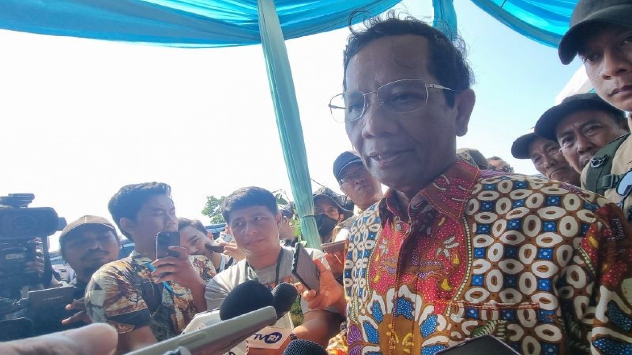 Calon Wakil Presiden nomor urut 3 Mahfud MD menyapa warga di Kampung Nelayan Marunda Kepu, Cilincing, Jakarta Utara, pada Rabu (20/12/2023).  (ANTARA/Hana Kinarina)