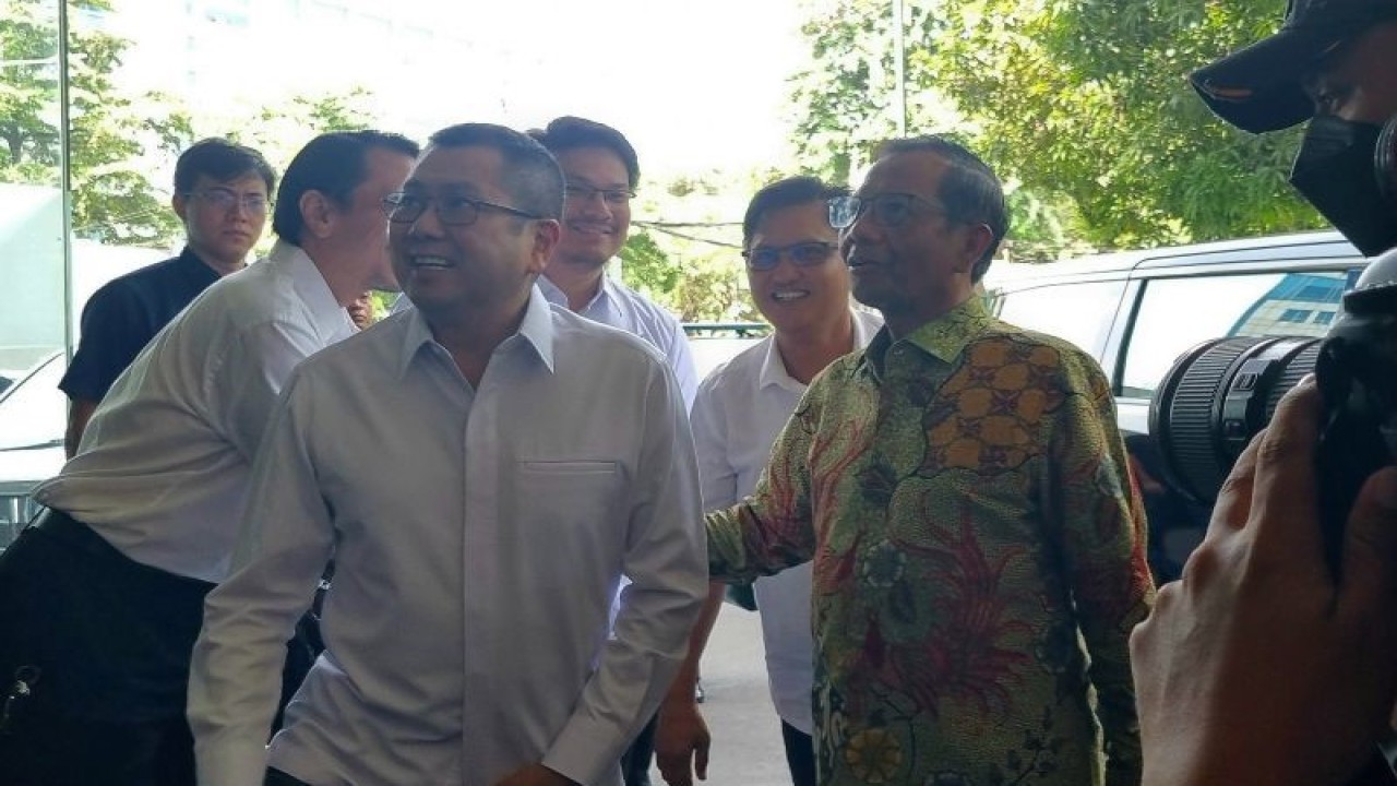 Menteri Koordinator Bidang Politik, Hukum, dan Keamanan (Menkopolhukam) Mahfud Md (kanan) bersama dengan Ketua Umum Partai Persatuan Indonesia atau Perindo Hary Tanoesoedibjo (kiri) mengunjungi kantor Persekutuan Gereja-Gereja Indonesia (PGI) di Jakarta Pusat, Selasa (19/12). (ANTARA/Hana Kinarina)