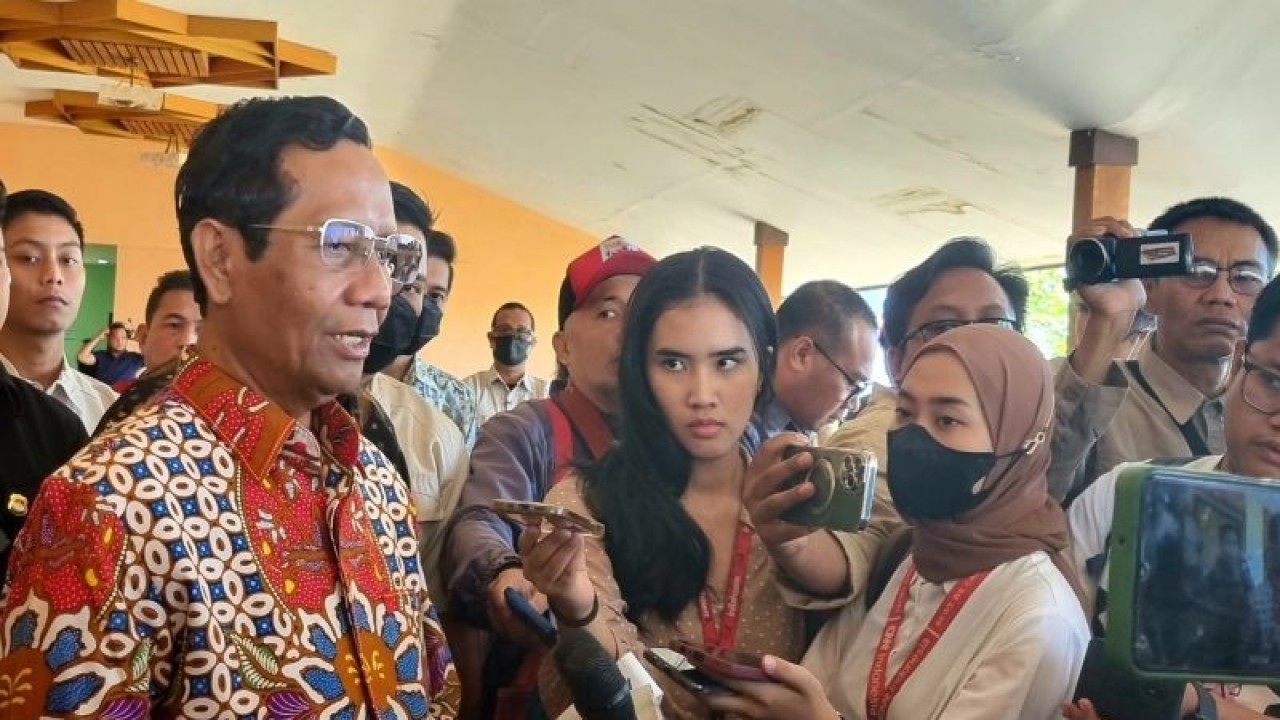 Menkopolhukam Mahfud MD saat memberikan keterangan usai acara Rembuk Nasional Sahabat Saksi dan Korban untuk Indonesia 2023 di Bogor, Jawa Barat, Rabu (20/12/2023). (ANTARA/Hana Kinarina)