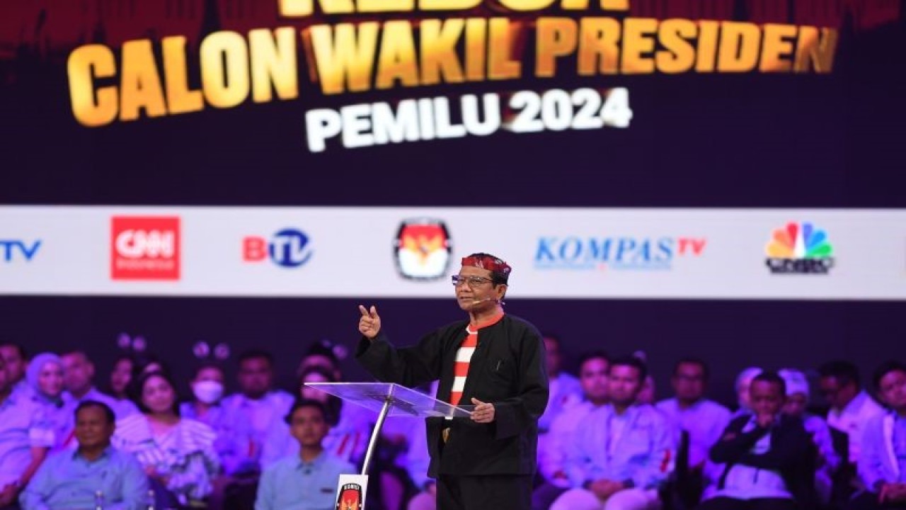 Calon wakil presiden nomor urut 3 Mahfud MD menyampaikan gagasannya saat debat calon wakil presiden Pemilu 2024 di JCC, Jakarta, Jumat (22/12/2023). Debat kedua Pemilu 2024 diikuti tiga cawapres yang mengangkat tema ekonomi kerakyatan, ekonomi digital, keuangan, investasi pajak, perdagangan, pengelolaan APBN/APBD, infrastruktur, dan perkotaan. ANTARA FOTO/Akbar Nugroho Gumay/rwa. (ANTARA FOTO/AKBAR NUGROHO GUMAY)
