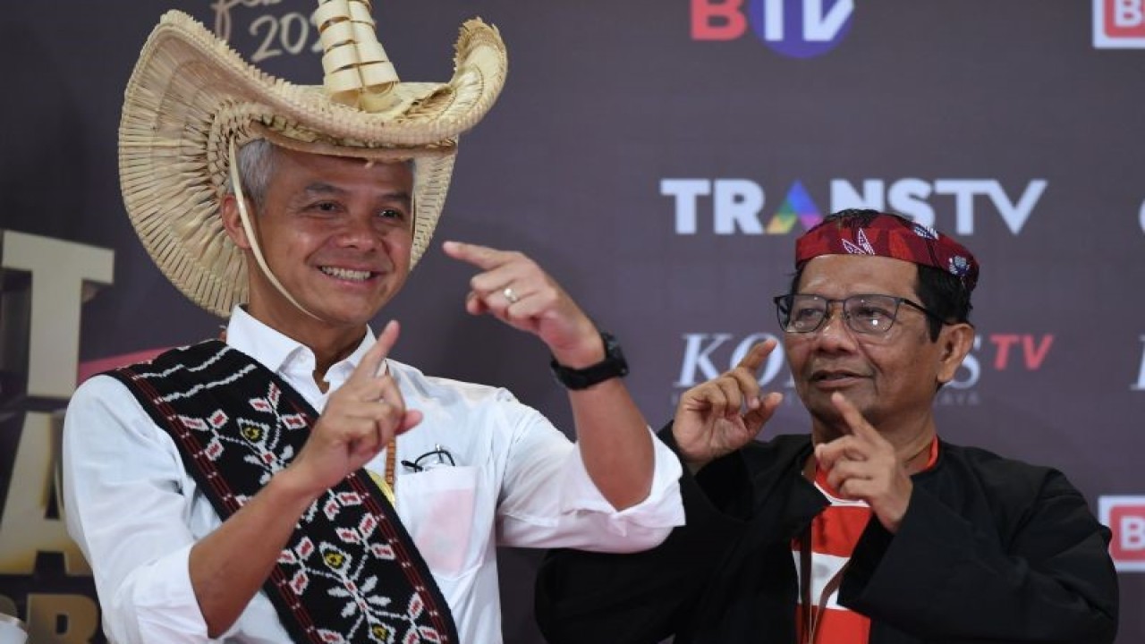 Calon presiden-wakil presiden nomor urut 3 Ganjar Pranowo - Mahfud Md tiba untuk mengikuti debat calon wakil presiden Pemilu 2024 di Jakarta Convention Center, Jakarta, Jumat (22/12/2023) malam. ANTARA FOTO/Muhammad Adimaja/rwa.