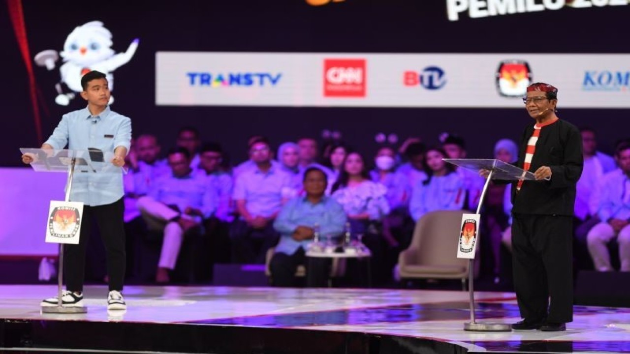 Calon wakil presiden nomor urut 2 Gibran Rakabuming Raka (kiri) dan cawpres nomor urut 3 Mahfud MD (kanan) saat debat calon wakil presiden Pemilu 2024 di JCC, Jakarta, Jumat (22/12/2023). Debat kedua Pemilu 2024 diikuti tiga cawapres yang mengangkat tema ekonomi kerakyatan, ekonomi digital, keuangan, investasi pajak, perdagangan, pengelolaan APBN/APBD, infrastruktur, dan perkotaan. ANTARA FOTO/Akbar Nugroho Gumay/tom