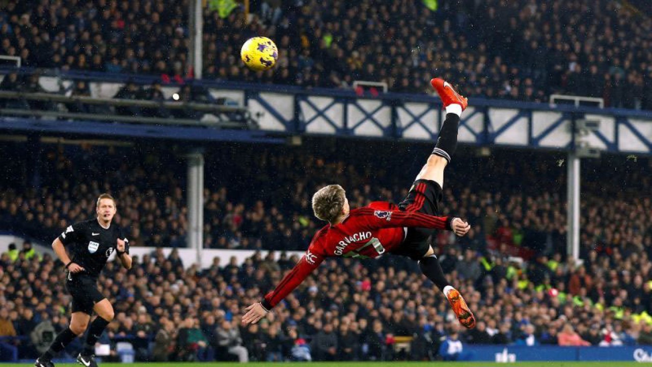 Pesepak bola Manchester United Alejandro Garnacho mencetak gol ke gawang Everton pada pertandingan Liga Premier di Goodison Park, Liverpool, Inggris, Minggu (26/11/2023). ANTARA/Action Images/Jason Cairnduff/via REUTERS/wsj.
