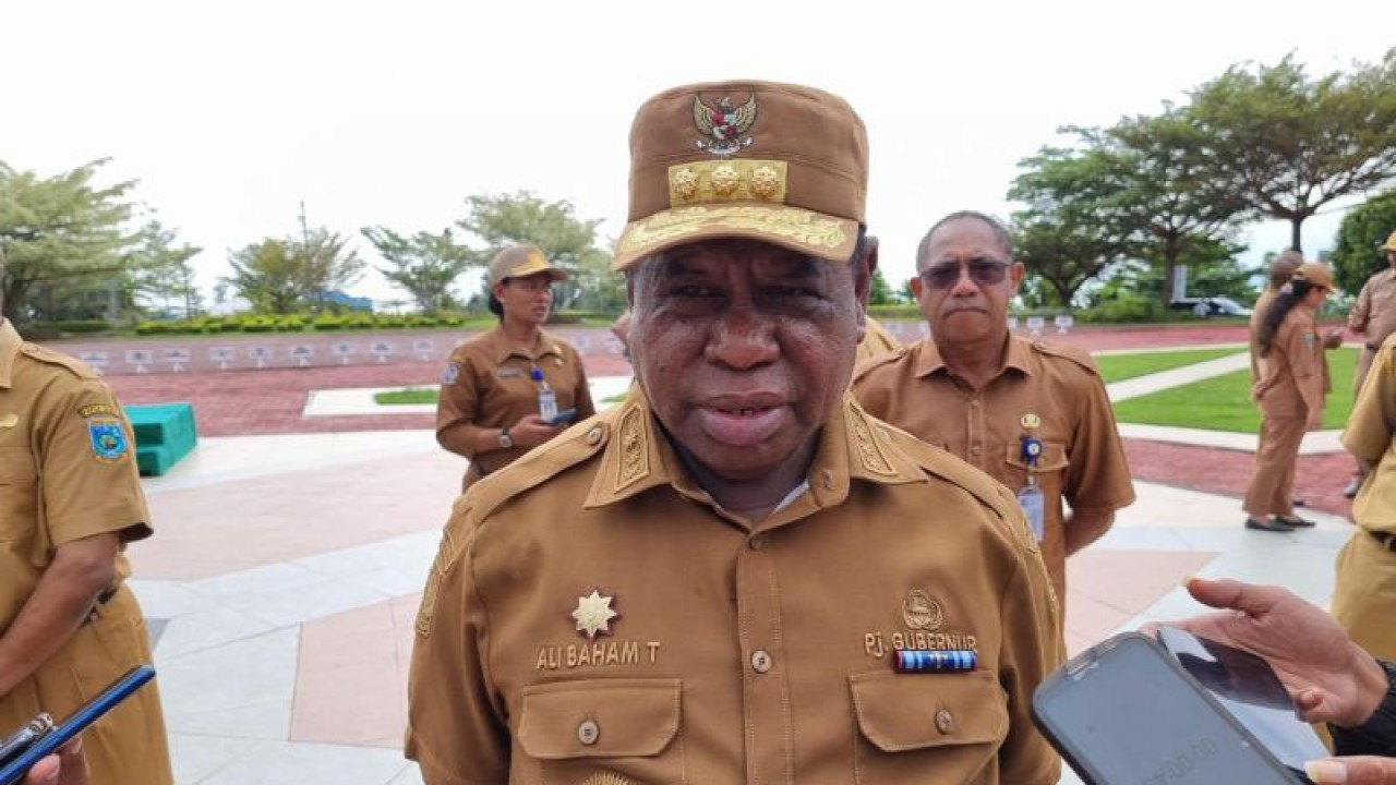 Penjabat Gubernur Papua Barat Ali Baham Temongmere saat diwawancara awak media di Manokwari, Senin. (ANTARA/Fransiskus Salu Weking)