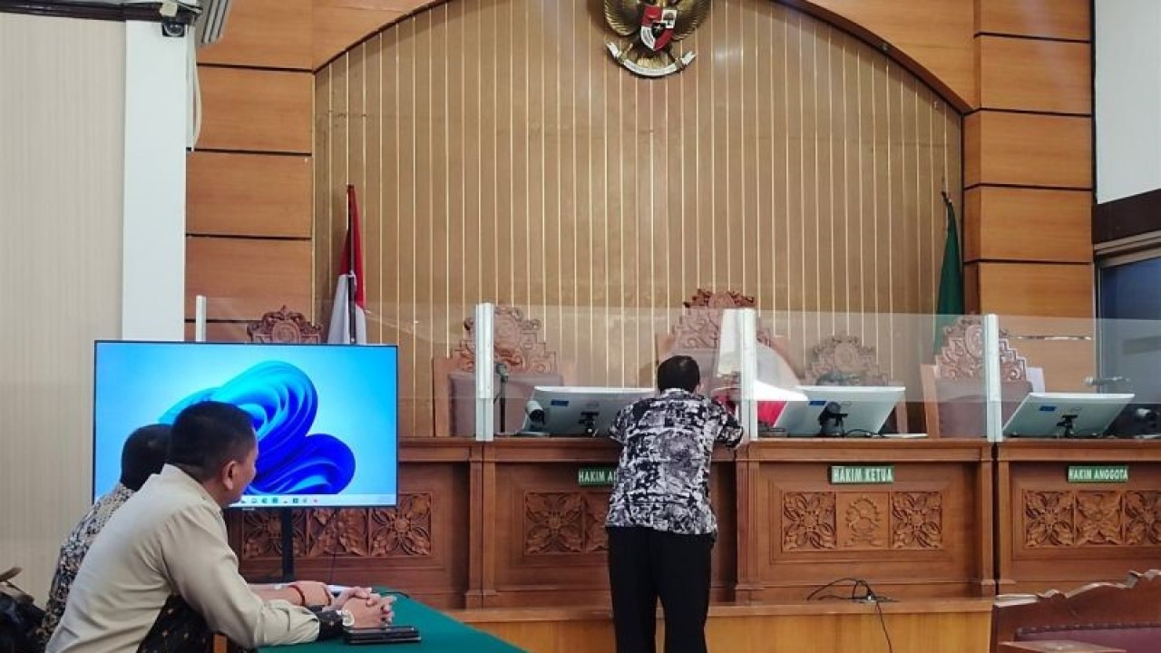 Kuasa Hukum Iwan Priyatno menyerahkan surat pencabutan permohonan perkara praperadilan kepada Pimpinan Hakim Tunggal Estiono di Pengadilan Negeri Jakarta Selatan, Jakarta, Rabu (20/12/2023). ANTARA/Bayu Pratama Syahputra.