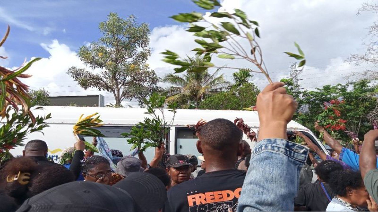 Masyarakat Adat Suku Sentani dan seluruh masyarakat Kampung Harapan di Kabupaten Jayapura, Provinsi Papua melakukan prosesi tangisan meratap (hela-hili) di depan Gedung Stadion Lukas Enembe dan Gereja GKI Filadelfia di Kampung Harapan. (ANTARA/Agustina Estevani Janggo)