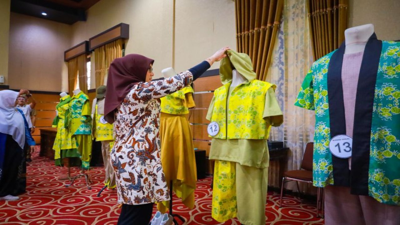 Ketua Dewan Kerajinan Nasional Daerah (Dekranasda) Kota Mataram Hj Kinnastri Mohan Roliskana melihat hasil desain busana berbahan batik yang dilombakan di Mataram, Provinsi Nusa Tenggara Barat. ANTARA/HO-Dokumen Pribadi