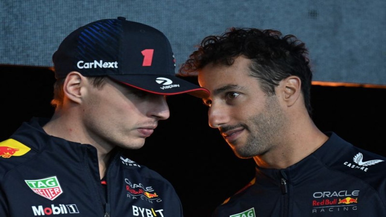Pembalap Red Bull asal Belanda Max Verstappen (kiri) berbincang dengan pembalap Red Bull asal Australia Daniel Ricciardo. (Photo by ED JONES / AFP) (AFP/ED JONES)