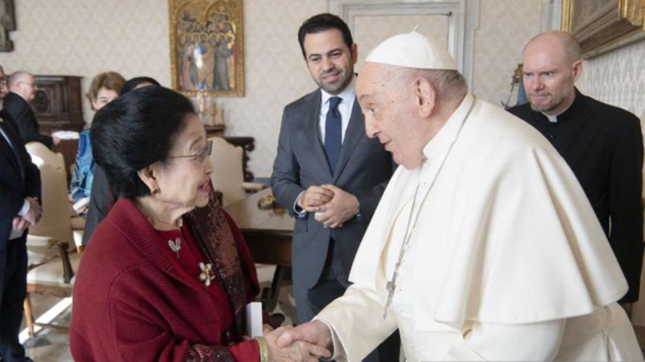 Presiden ke-5 RI Megawati Soekarnoputri bertemu Paus Fransiskus di Istana Apostolik, Vatikan, Roma, Italia, Senin (18/12/2023). (ANTARA/Monang Sinaga/pri)