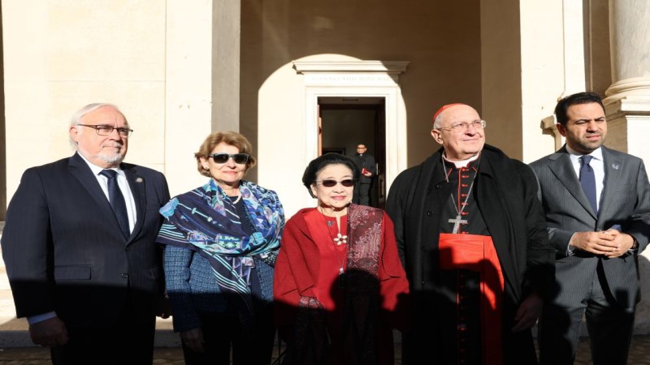Mantan Presiden Prof Dr (HC) Megawati Soekarnoputri dan Dewan Juri Zayed Award berpose bersama usai bertemu Paus Fransiskus di Istana Apostolic, Vatikan, Senin (18/12/2023). ANTARA/Monang Sinaga