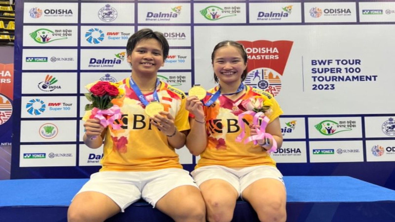 Ganda putri Indonesia Meilysa Trias Puspitasari/Rachel Alleyssa Rose berpose usai memenangkan gelar juara Odisha Masters 2023 di India, Minggu (17/12/2023). (ANTARA/HO/PP PBSI)