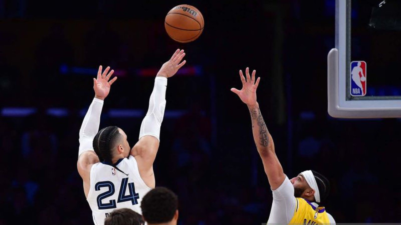 Pebasket Memphis Grizzlies Dillon Brooks (24) menembak bola dengan dikawal Los Angeles Lakers Anthony Davis (3) pada pertandingan gim keempat NBA playoffs 2023 di Crypto.com, Los Angeles, California, AS (24/4/2023). Los Angeles Lakers berhasil mengalahkan Memphis Grizzlies dengan skor 117-111. ANTARA FOTO/Gary A. Vasquez-USA TODAY Sports via Reuters/aww.