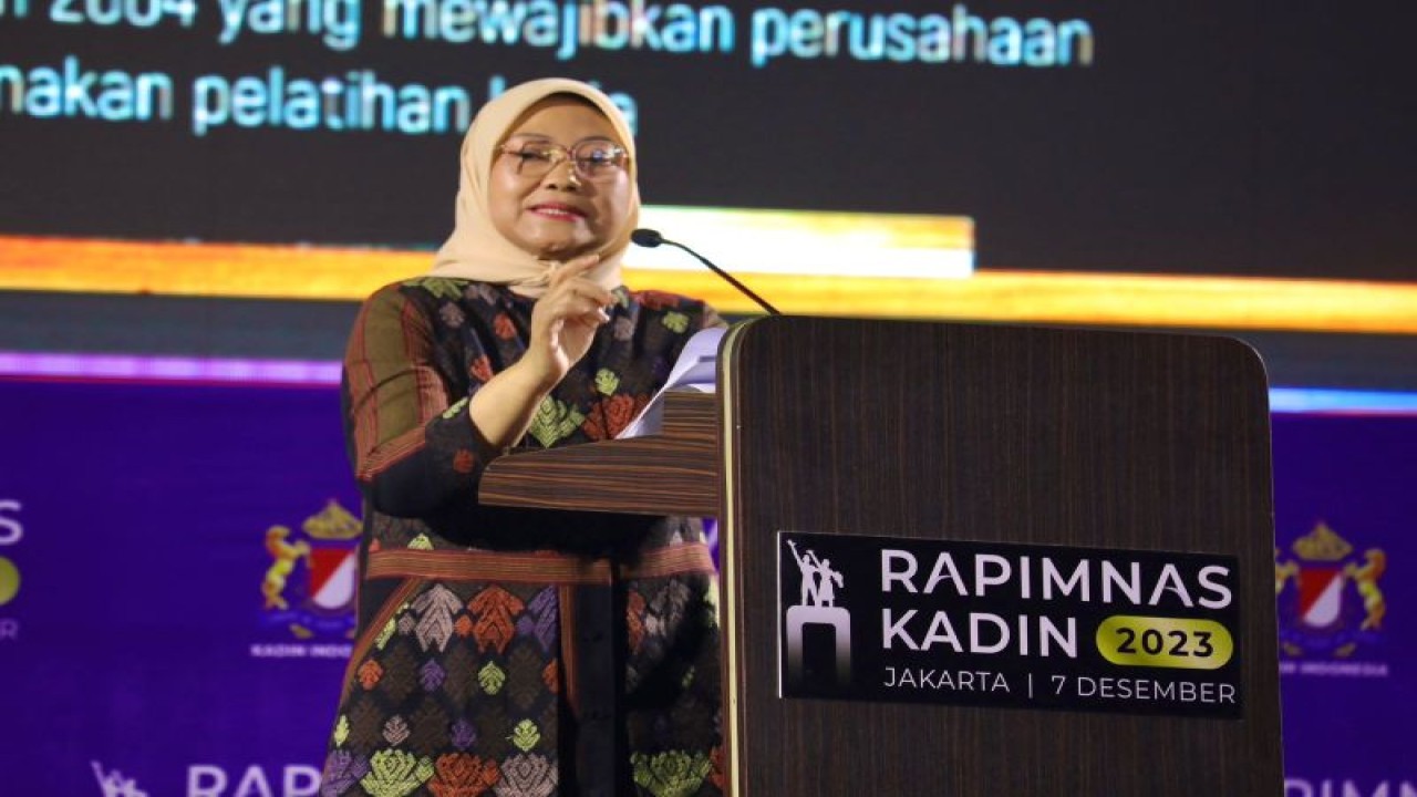 Menaker Ida Fauziyah pada acara "Reskilling untuk Mengembangkan Tenaga Kerja Masa Depan Menuju Indonesia Emas 2045" dalam Bussines Forum 2, Rapimnas KADIN 2023, di Jakarta, Kamis (7/12/2023). (ANTARA/HO-Kemnaker)