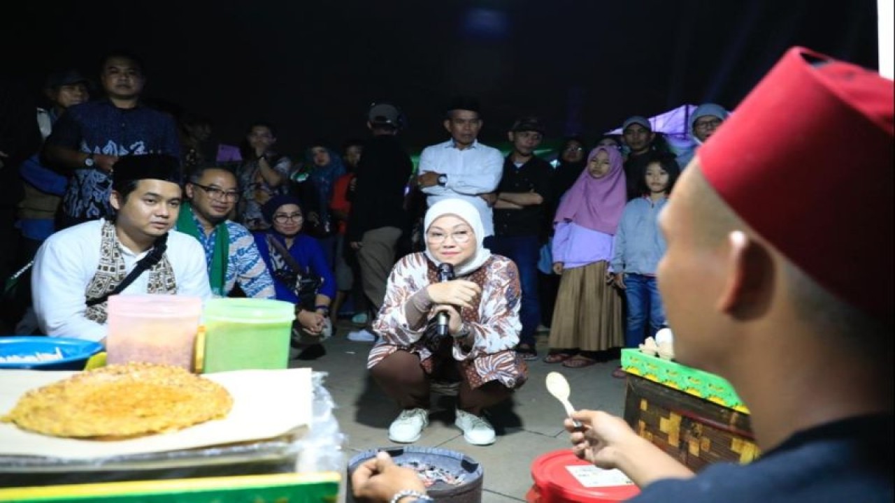 Menaker Ida Fauziyah berbincang dengan salah satu pelaku usaha pada Festival Tenaga Kerja Mandiri (TKM) Expo 2023 di Jakarta, Sabtu (9/12/2023) malam. (ANTARA/HO-Kemnaker)
