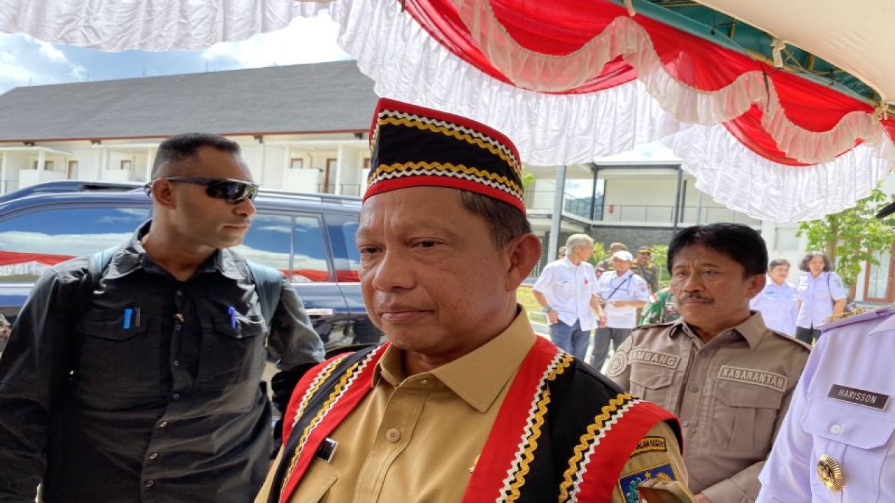 Menteri Dalam Negeri (Mendagri) sekaligus Kepala Badan Nasional Pengelola Perbatasan (BNPP) Tito Karnavian saat diwawancarai di sela kunjungan kerjanya di Pos Lintas Batas Negara (PLBN) Jagoi Babang, Kecamatan Bengkayang, Kalimantan Barat, Rabu (13/12/2023). (ANTARA/Fath Putra Mulya)