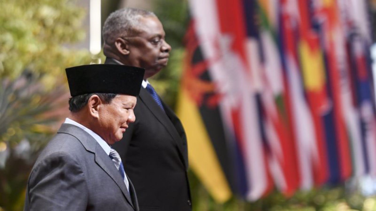 Foto arsip - Menteri Pertahanan Amerika Serikat Lloyd J. Austin III saat disambut Menteri Pertahanan Prabowo Subianto (kiri) sebelum menggelar pertemuan tingkat menteri pertahanan ASEAN dan AS di Jakarta Convention Center, Jakarta, Rabu (15/11/2023). ANTARA FOTO/Hafidz Mubarak A/foc