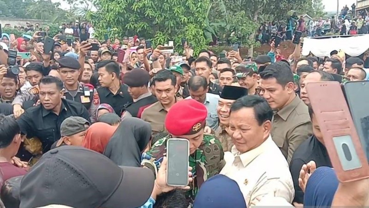 Menhan RI Prabowo Subianto saat menyapa warga Kabupaten Sukabumi usai meresmikan Program Pipanisasi di Kampung Kalijaga, Desa Karanganyar, Kecamatan Jampangkulon, Kabupaten Sukabumi pada Sabtu (30/12/2023). ANTARA/Aditya Rohman