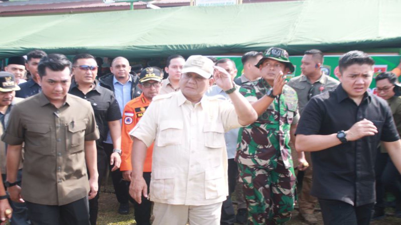 Menteri Pertahanan Prabowo Subianto meninjau posko penanganan bencana akibat erupsi Gunung Marapi di Desa Batu Palano, Kabupaten Agam, Provinsi Sumatera Barat, Sabtu (9/12/2023). (ANTARA/Al Fatah)