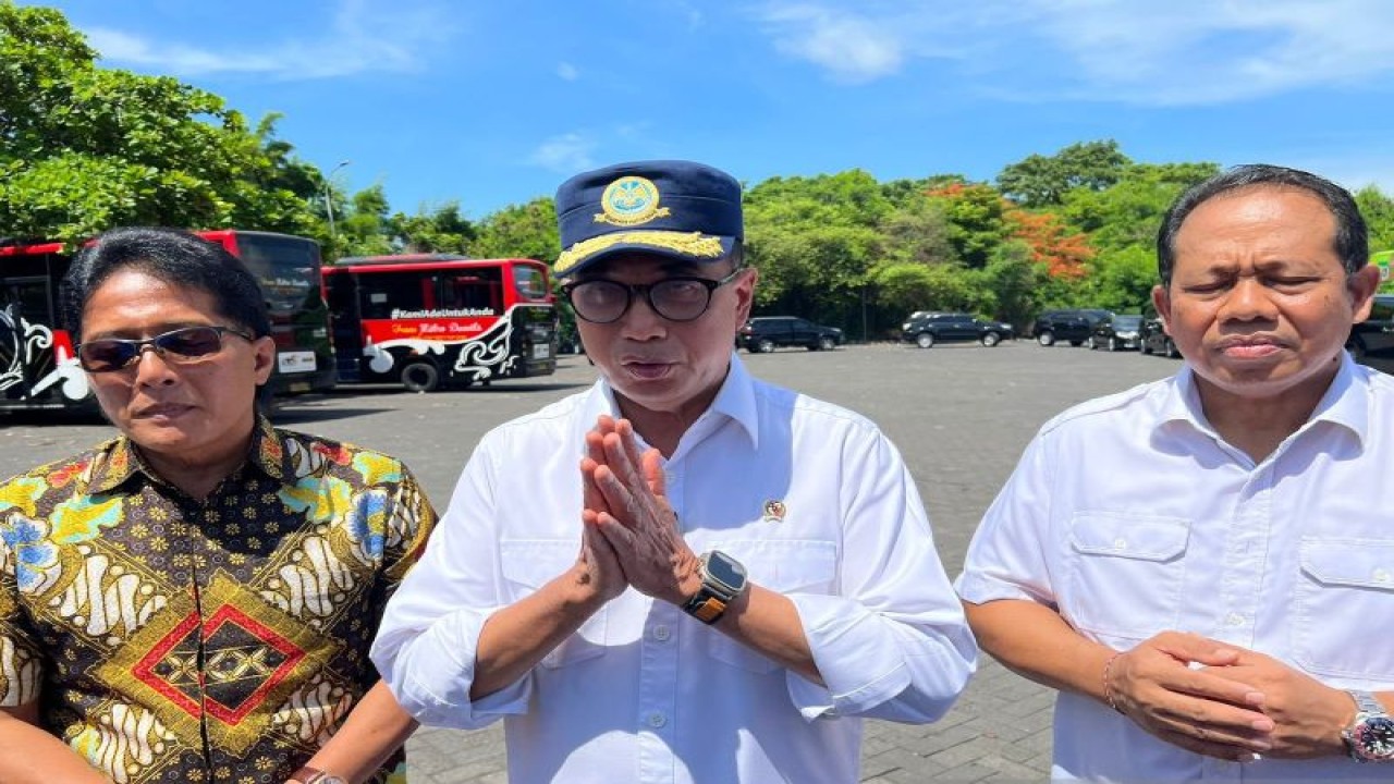 Menteri Perhubungan Budi Karya Sumadi saat diwawancara mengenai rencana groundbreaking proyek LRT di Badung, Bali, Minggu (17/12/2023). ANTARA/Ni Putu Putri Muliantari