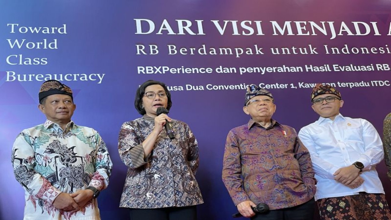 Menkeu Sri Mulyani (dua kiri) bersama Menpan RB Abdullah Azwar Anas (kanan), dan Mendagri Tito Karnavian (kiri) mendampingi Wapres Ma’ruf Amin dalam acara Apresiasi Dan Penyerahan Hasil Evaluasi SAKIP, RB, dan ZI Tahun 2023 di Nusa Dua, Bali, Rabu (6/12/2023). (ANTARA/Yashinta Difa)