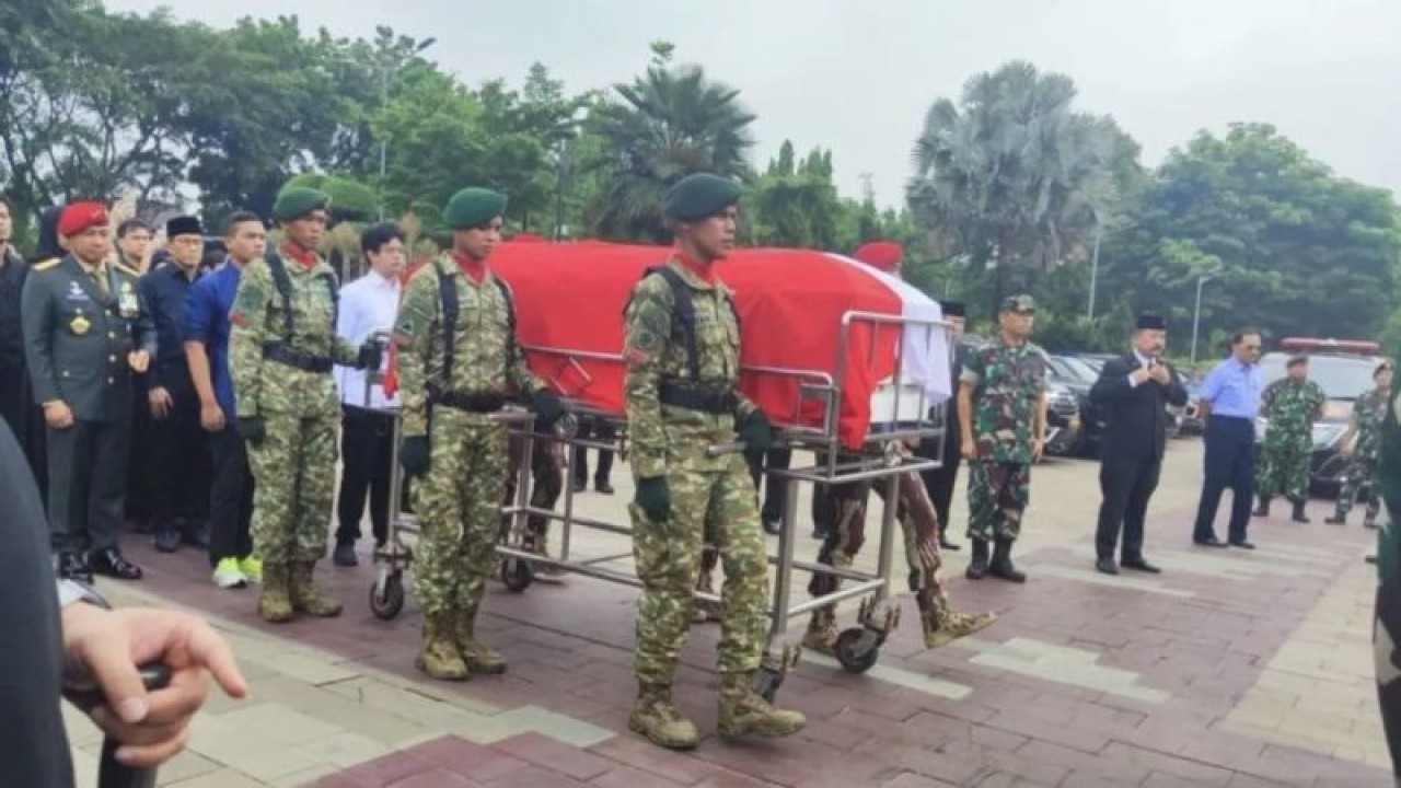 Jenazah mantan Kepala Badan Nasional Penanggulangan Bencana (BNPB) Letjen TNI (Purn) Doni Monardo tiba di Taman Makam Pahlawan (TMP) Kalibata, Jakarta Selatan, Senin (4/12/2023). (ANTARA/ Zubi Mahrofi)