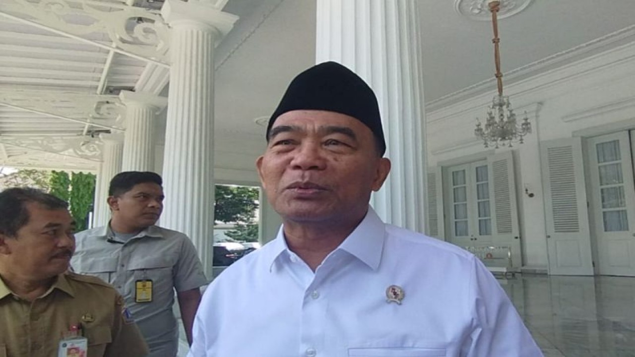 Menteri Koordinator Pembangunan Manusia dan Kebudayaan (Menko PMK) Muhadjir Effendy usai menemui Penjabat (Pj) Gubernur DKI Jakarta Heru Budi Hartono di Balai Kota DKI, Jakarta Pusat, Selasa (5/12/2023). (ANTARA/Luthfia Miranda Putri)