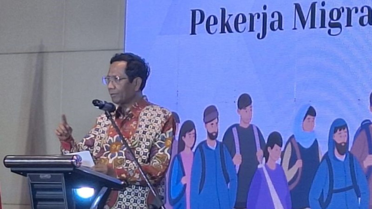Menko Polhukam Mahfud MD ketika memberikan sambutan dalam acara Internasional Migranrt Day di Depok, Rabu. (ANTARA/Foto: Feru Lantara)