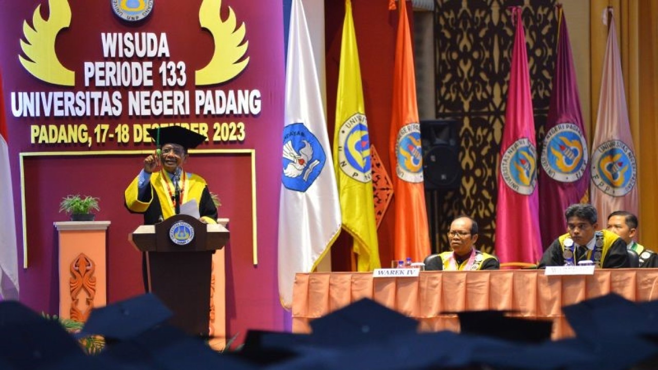 Menkopolhukam Mahfud MD saat menyampaikan orasi ilmiah di Universitas Negeri Padang, Sumatera Barat, Minggu (17/12/2023). . (ANTARA FOTO/Iggoy el Fitra/Spt)