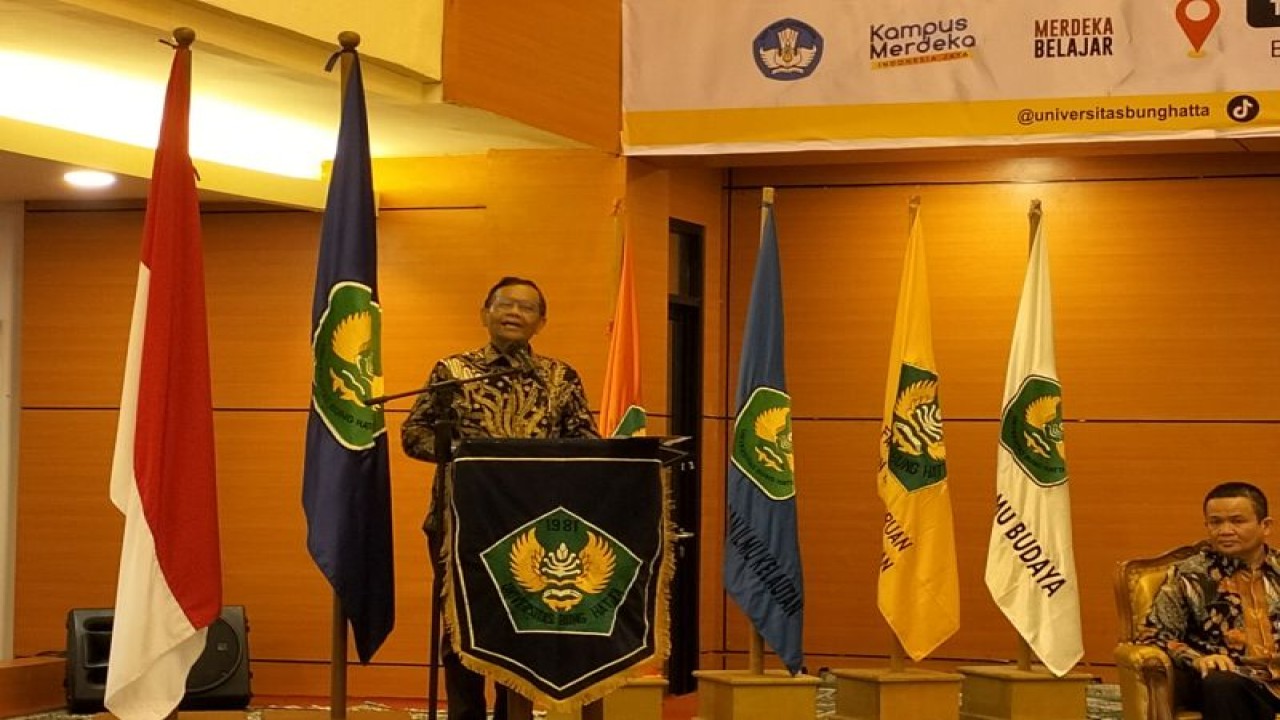 Menteri Koordinator Bidang Politik Hukum dan Keamanan (Menkopolhukam) RI Prof Mahfud Md menyampaikan kuliah umum di Universitas Bung Hatta, Padang, Senin, (18/12/2023). ANTARA/Muhammad Zulfikar.