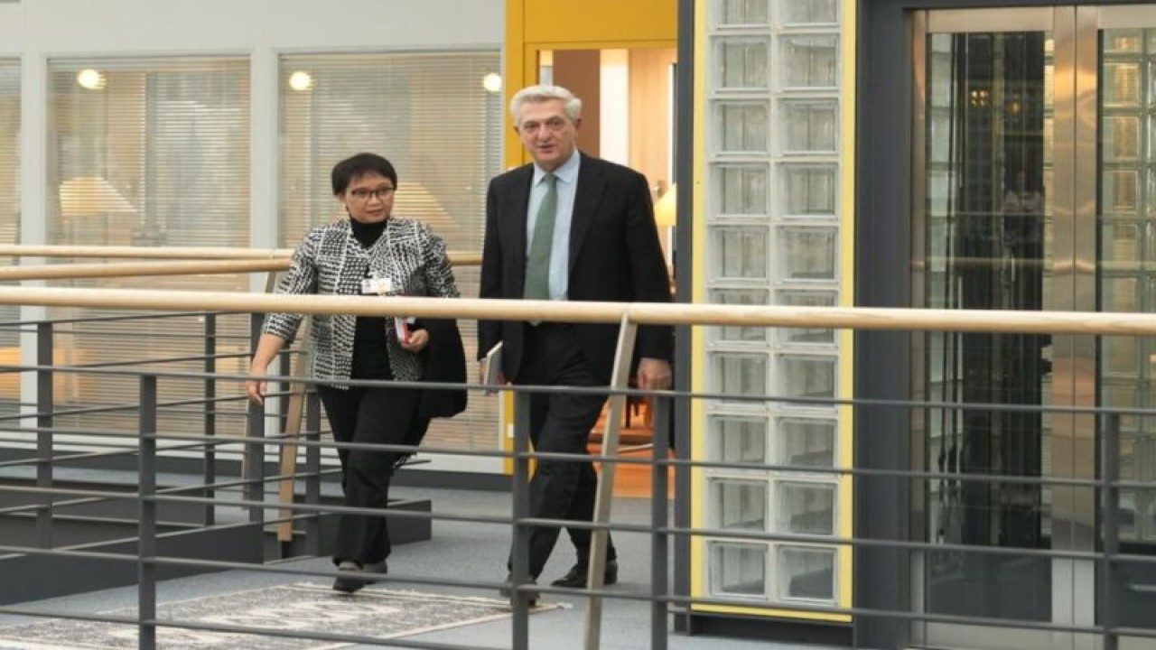 Menteri Luar Negeri RI Retno Marsudi (kiri) bertemu dengan Komisioner Tinggi UNHCR Filippo Grandi (kanan) di Kantor PBB di Jenewa, Swiss, pada Senin (11/12/2023). (ANTARA/HO-Twitter Menlu_RI)
