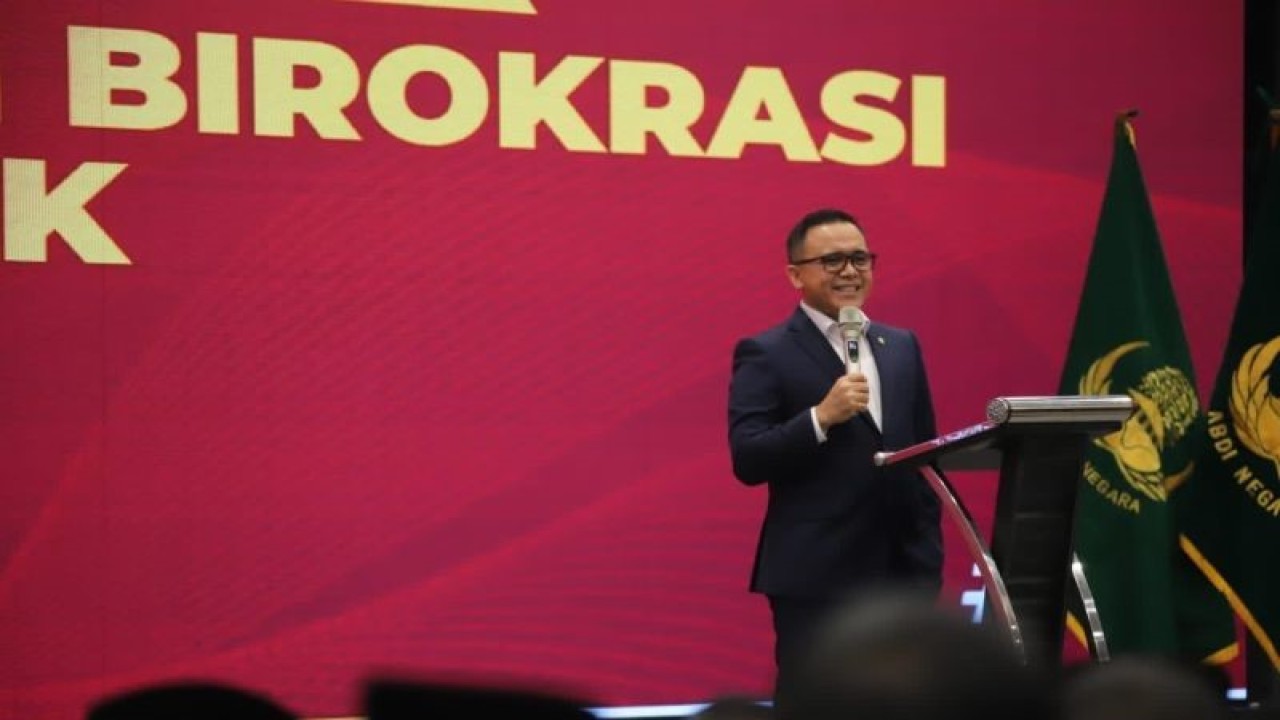 Menteri Pendayagunaan Aparatur Negara dan Reformasi Birokrasi (Menpan RB) Abdullah Azwar Anas di Banyuwangi, Senin (18/12/2023). (ANTARA/HO-Kemenpan RB)