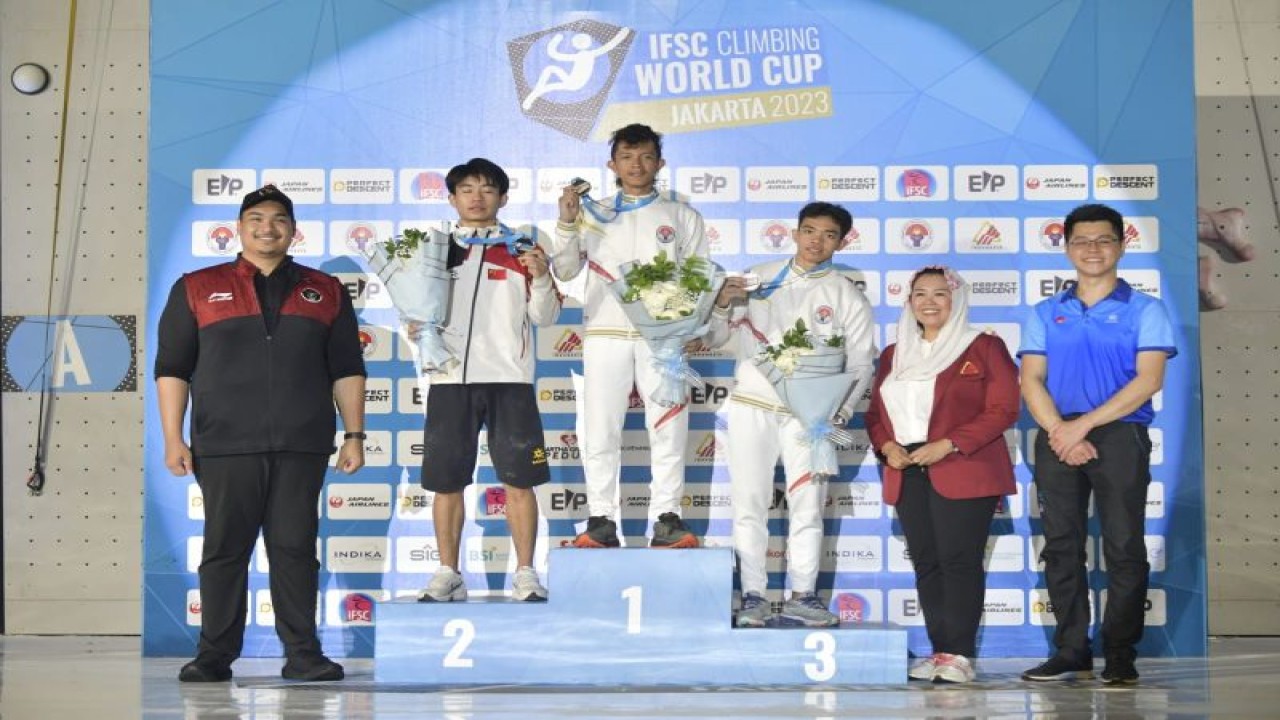 Menteri Pemuda dan Olahraga Republik Indonesia (Menpora RI) Dito Ariotedjo (kiri) berfoto bersama usai menyerahkan medali Piala Dunia Panjat Tebing IFSC Climbing World Cup di GBK, Senayan, Jakarta, Minggu (7/5/2023). (ANTARA/HO-Kemenpora RI)